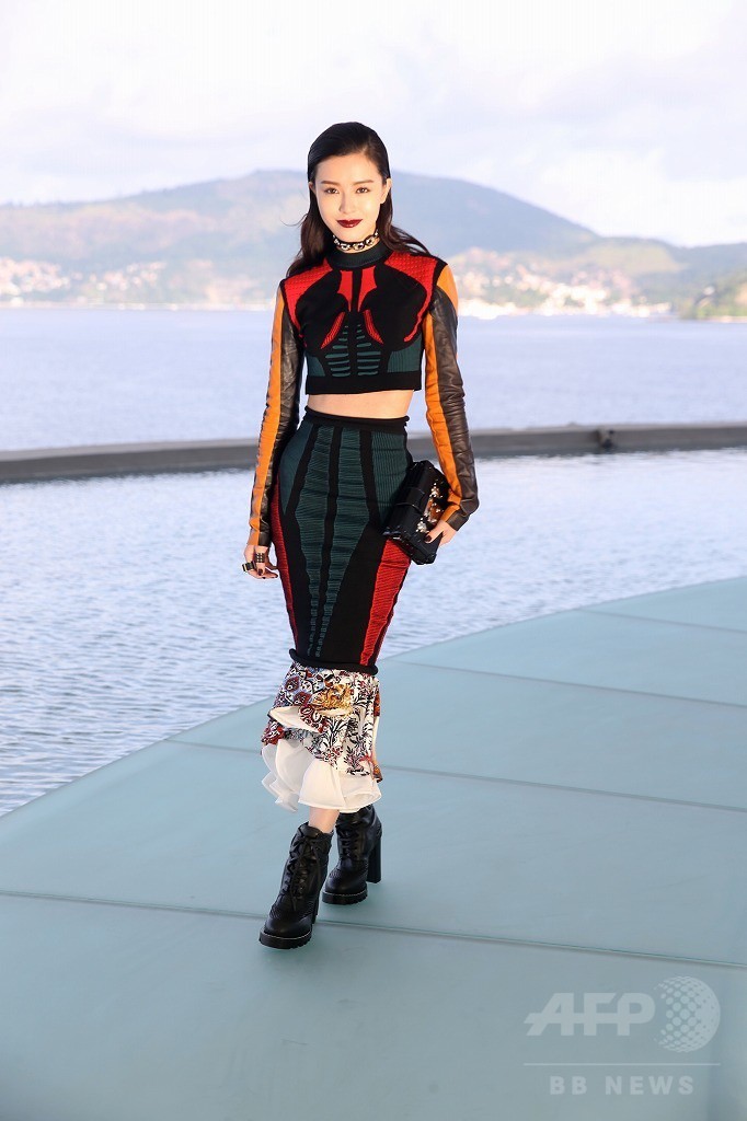 「ルイ・ヴィトン」17年クルーズショーにセレブ集結