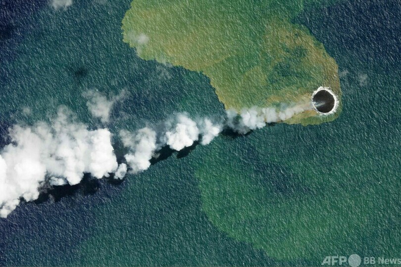 トンガの海底火山、2日間で8回噴火