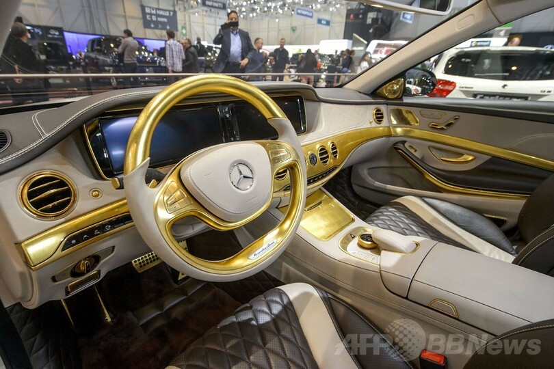 数千枚の金箔を貼った黄金の車、ジュネーブ国際自動車ショー