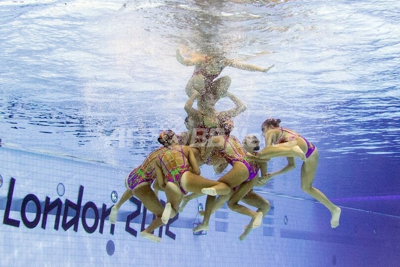 水中カメラがとらえたシンクロナイズドスイミング・チームの演技