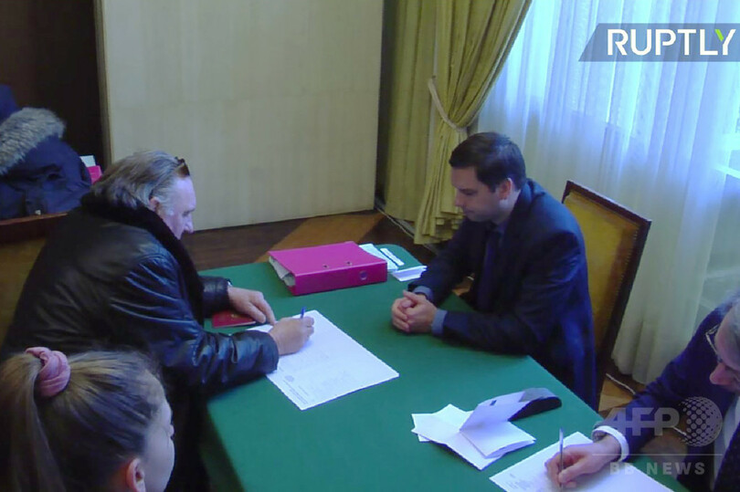 フランスより愛をこめて…ロシア国籍得たドパルデュー氏、大統領選で投票