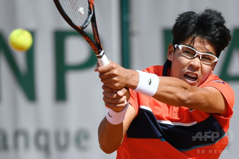 「雨に助けられた」錦織圭、2日がかりの激戦制し16強 全仏OP