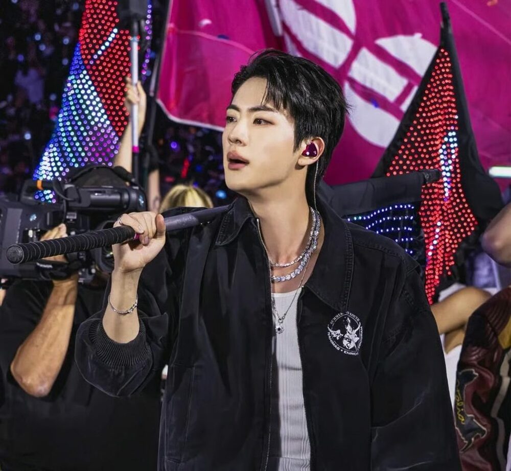 BTSジン、米スタンフォード公演写真を公開 写真枚 国際ニュース：AFPBB