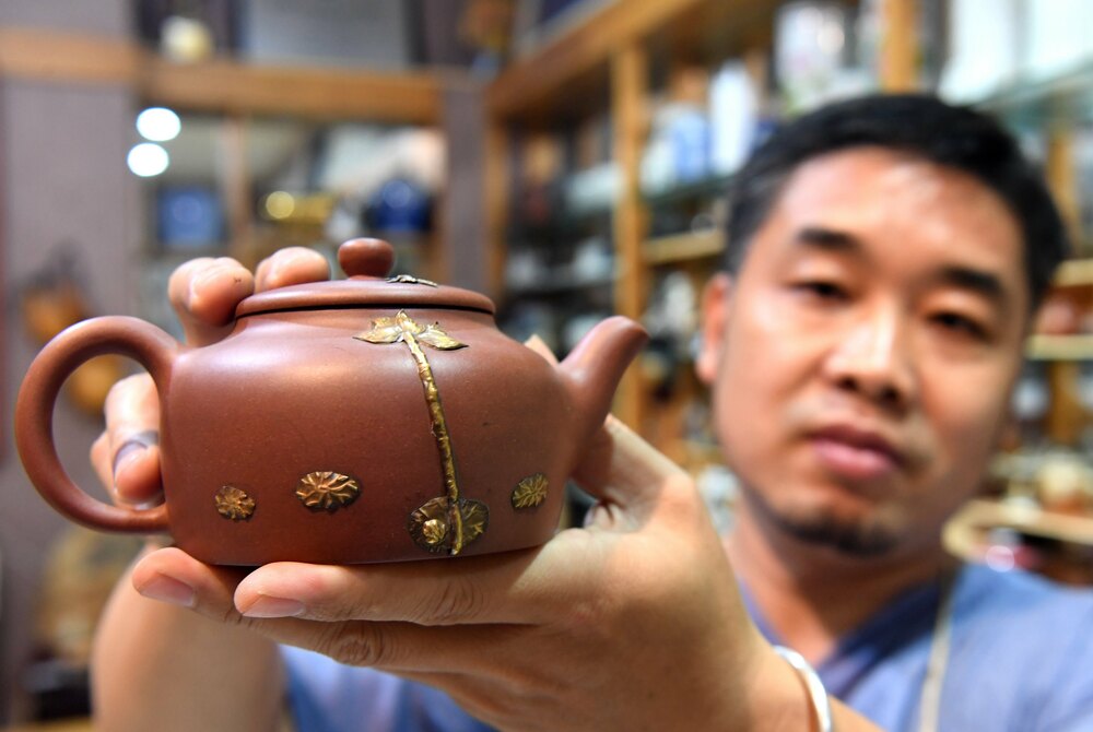 割れた陶磁器の美しさを引き出す「鋦瓷」技術 中国・河北省 写真