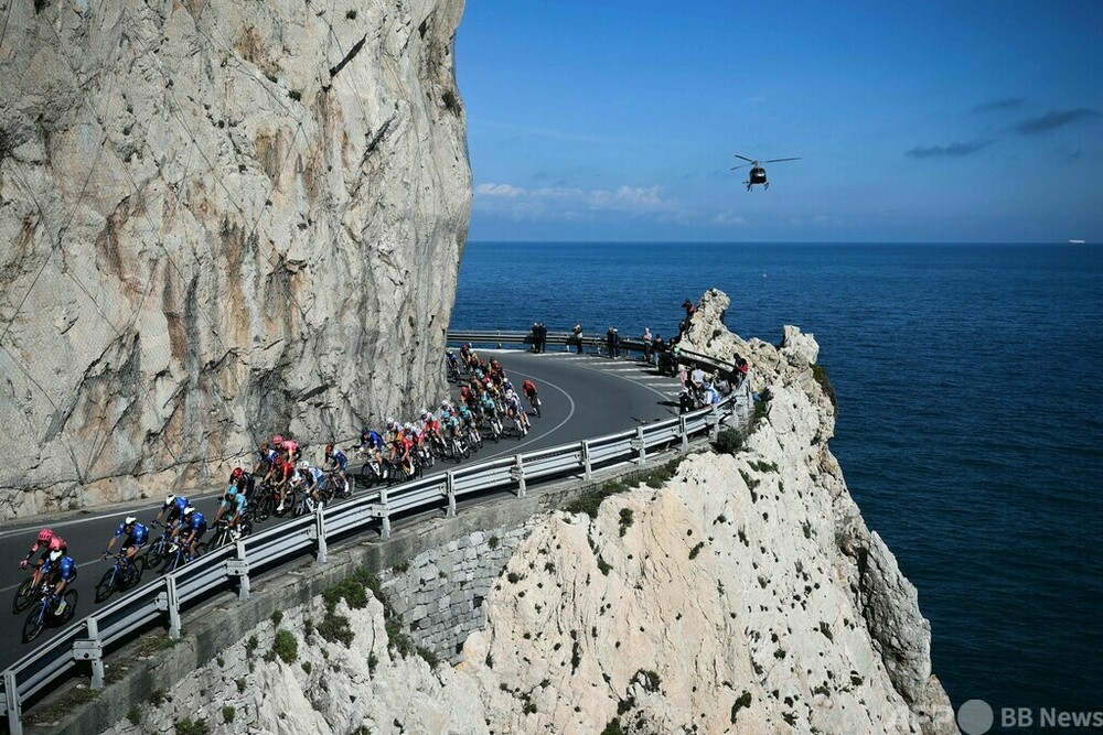 【今日の1枚】見てるだけでゾワゾワ、崖っぷちコースを快走 イタリア　写真4枚　国際ニュース：AFPBB News