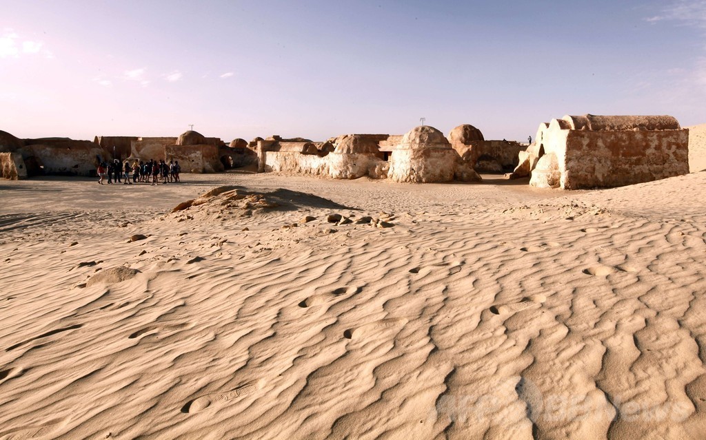 「ダース・ベイダーの故郷」修復資金を募る、砂丘迫り一部埋まる