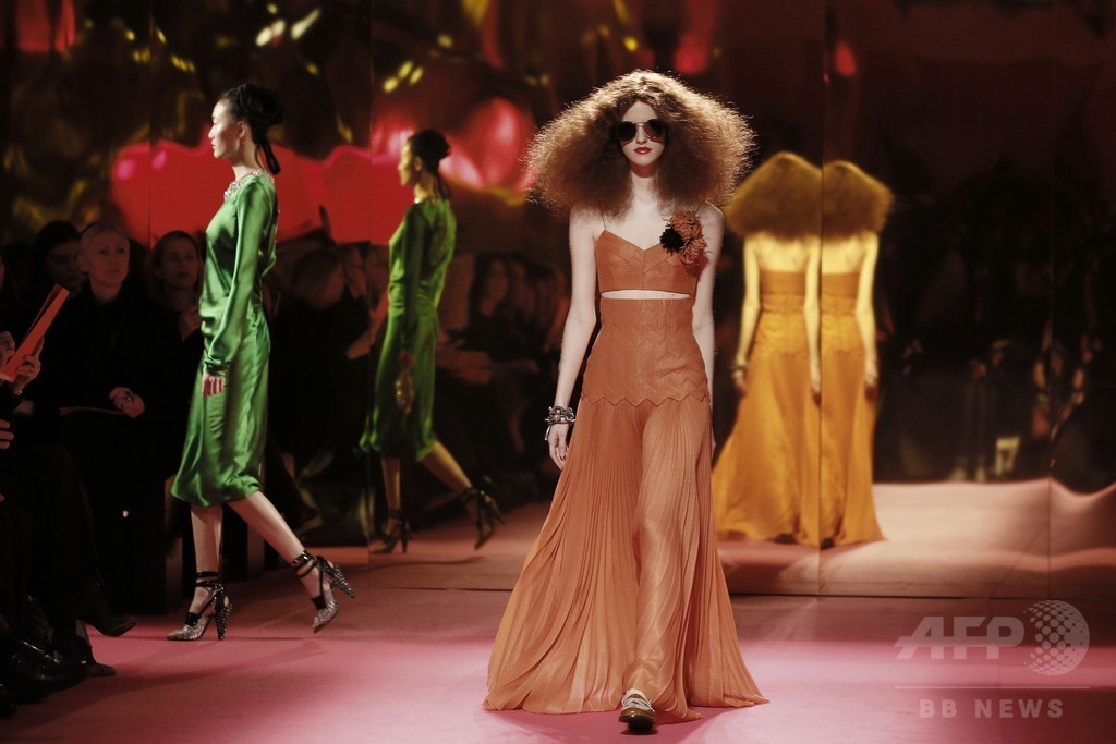 マルコ・ザニーニ退任後も陽気なムードを残して、「スキャパレリ」15年春夏オートクチュール