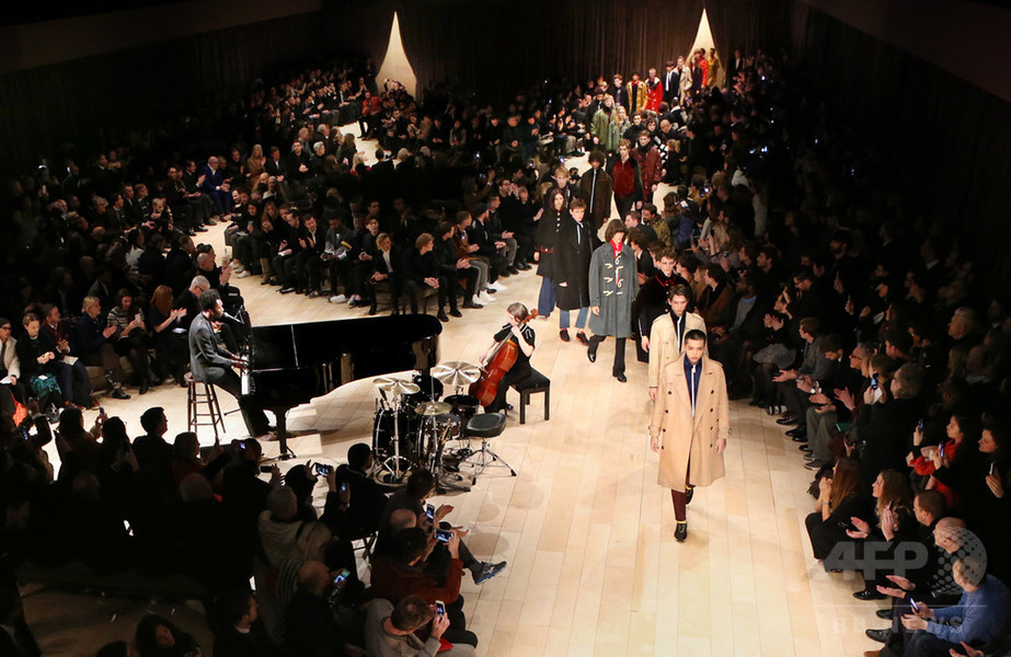 「バーバリー」レーベル統合後、初のメンズコレクションを発表