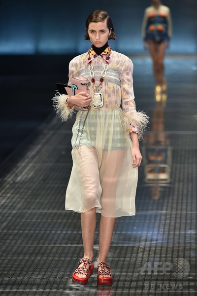 「プラダ」17年春夏