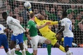 サッカー欧州選手権予選、グループB、アイルランド対フランス。終盤にシュートをセーブするフランスのGKマイク・メニャン（2023年3月27日撮影）。(c)FRANCK FIFE / AFP