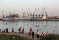 イラク南部バスラで、暑さをしのぐために川で泳ぐ人々（2021年7月2日撮影）。(c)Hussein FALEH / AFP