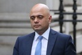 英ロンドンにある首相官邸前を歩く、サジド・ジャビド財務相（2020年2月11日撮影）。(c)Isabel Infantes / AFP