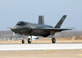 米テキサス（Texas）州フォートワース（Fort Worth）のジョイント・リザーブ基地フォートワース（Joint Reserve Base Fort Worth）で初飛行のため離陸する米航空宇宙機器大手ロッキード・マーチン（Lockheed Martin）製統合打撃戦闘機（Joint Strike Fighter、JSF）F35（2006年12月15日撮影）。(c)AFP/US NAVY/MCS2D. Keith Simmons