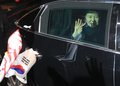 韓国・ソウルの私邸に到着し、車内から手を振る朴槿恵（パク・クネ）前大統領（2017年3月12日撮影）。(c)AFP/YONHAP