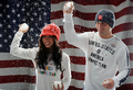 米テレビ局%%NBC%%と米国五輪委員会（%%US Olympic Committee%%、%%USOC%%）が12日、ロサンゼルス（Los Angeles）のスマッシュボックス・スタジオ（Smashbox Studios）でプロモーション用の写真撮影を行い、米国のフィギュアスケート選手などが参加した。写真はカメラに向けてポーズをとるキオーナ・マクラフリン（%%Keauna McLaughlin%%、左）とロックニ・ブルーベーカー（%%Rockne Brubaker%%）。（2009年5月12日撮影）(c)AFP/Getty Images/Harry How
