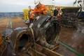 引き上げられたアポロ11号（Apollo XI）のF1エンジン（2013年3月19日撮影）。(c)AFP/Bezos Expeditions