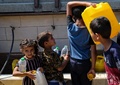 パレスチナ自治区ガザ地区で水をくみに来た子どもたち（2022年6月8日撮影）。(c)RONALDO SCHEMIDT / AFP