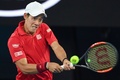 全豪オープンテニス、男子シングルス4回戦。バックハンドを打つ錦織圭（2017年1月22日撮影）。(c)AFP/SAEED KHAN