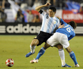 アルゼンチンのファン・ ロマン・リケルメ（%%Juan Roman Riquelme%%）を抑える日本の本田拓也（%%Takuya Honda%%）。（2008年7月29日撮影）(c)AFP/TOSHIFUMI KITAMURA