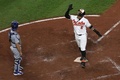 19MLB、ボルティモア・オリオールズ対ロサンゼルス・ドジャース。3点本塁打を喜ぶボルティモア・オリオールズのジョナサン・ビアー（右、2019年9月11日撮影）。(c)Patrick Smith/Getty Images/AFP