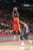14-15NBA、ヒューストン・ロケッツ（Houston Rockets）対オクラホマシティ・サンダー（Oklahoma City Thunder）。得点を狙うヒューストン・ロケッツのジェームス・ハーデン（James Harden、2015年1月15日撮影）。(c)AFP/Getty Images/NBAE/Bill Baptist