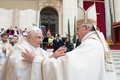 バチカン市国のサンピエトロ広場（St Peter&apos;s Square）で行われた故ヨハネ・パウロ2世（John Paul II）と故ヨハネ23世（John XXIII）の列聖式で、名誉法王ベネディクト16世（Benedict XVI、左）と会うフランシスコ（Francis）法王（2014年4月27日撮影）。(c)AFP/OSSERVATORE ROMANO