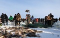 氷点下40度の諾干湖で行われた「冬の漁」イベントで、網から魚を取り出す様子（2019年12月18日撮影）。(c)CNS/張瑋