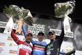 自転車ロードレース、第99回リエージュ～バストーニュ～リエージュ（99th Liege-Bastogne-Liege）は21日、ベルギー・リエージュ（Liege）からアンス（Ans）間の261.5キロメートルで行われ、ガーミン・シャープ（Garmin Sharp）のダニエル・マーティン（Daniel Martin）が6時間38分7秒で優勝した。

表彰式で歓声に応える（左から）2位に入ったカチューシャ・チーム（Katusha Team）のホアキン・ロドリゲス（Joaquin Rodriguez）、優勝したガーミン・シャープのダニエル・マーティン、3位に入ったモビスター・チーム（Movistar Team）のアレハンドロ・バルベルデ（Alejandro Valverde、2013年4月21日撮影）。(c)AFP/LIONEL BONAVENTURE