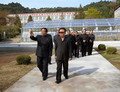 北朝鮮の江原道(Kangwon)元山（Wonsan）にある元山農業大学（Wonsan University of Agriculture）を視察する金正日（キム・ジョンイル、Kim Jong-Il）総書記（左、撮影日不明、2009年4月27日提供）。(c)AFP/KCNA via KNS