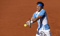 男子テニス、国別対抗戦のデビスカップ（Davis Cup 2013）は5日、ワールドグループ準々決勝が各地で行われアルゼンチンとフランスは1勝1敗で初日を終えた。

アルゼンチンのフアン・モナコ（Juan Monaco）は7-6、6-2、6-4でフランスのジル・シモン（Gilles Simon）に勝利した。

バックハンドを打つフアン・モナコ（2013年4月5日撮影）。(c)AFP/ DANIEL GARCIA