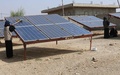 イエメン首都サヌア北西のアブスで太陽光発電所を運営するイマン・ハディさん率いる女性グループ（2021年3月9日撮影）。(c)AFP