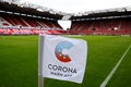 ドイツのマインツにあるサッカースタジアムに設置された、新型コロナウイルス感染症（COVID-19）追跡アプリのロゴ旗（2020年6月20日撮影）。(c)KAI PFAFFENBACH / POOL / AFP