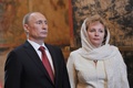 ロシアのウラジーミル・プーチン大統領（左）と元妻のリュドミラ・オチェレトナヤさん。首都モスクワで（2012年5月7日撮影、資料写真）。(c)ALEXEI NIKOLSKY / RIA-NOVOSTI / AFP
