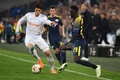 サッカーヨーロッパリーグ準々決勝第2戦、オリンピック・マルセイユ対RBライプツィヒ。RBライプツィヒのジャン・ケビン・アウグスティンとボールを競るオリンピック・マルセイユの酒井宏樹（2018年4月12日撮影）。(c)AFP PHOTO / BORIS HORVAT