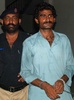パキスタンのムルタンで、きょうだいのカンディール・バローチさんを殺害した容疑で逮捕され警察に連行されるワシーム容疑者（2016年7月17日撮影）。(c)AFP/SS MIRZA