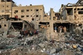 パレスチナ自治区ガザ地区南部ハンユニスで、イスラエル軍の爆撃を受けた建物周辺で生存者と遺体の捜索を行う人々（2023年10月25日撮影）。(c)MAHMUD HAMS / AFP