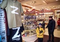 ロシア・モスクワの土産物店で販売される、ウクライナ侵攻を支持するシンボル「Z」がプリントされたTシャツ（2022年4月4日撮影、資料写真）。(c)AFP