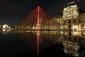 パリ（Paris）のルーブル（Louvre）美術館にあるガラスのピラミッドに設置された、赤いネオンライトを使ったクロード・レベック（Claude Leveque）氏による作品（2014年4月2日撮影）。(c)AFP/FRANCOIS GUILLOT