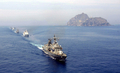 日本と韓国が領有権を主張する竹島（韓国名・独島）付近で行われた韓国軍の軍事演習で、海軍船団や沿岸警備艇を率いる3000トン級駆逐艦「広開土大王（Kwanggaeto the Great）」（2008年7月30日撮影）。(c)AFP/SOUTH KOREA NAVY