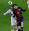 サッカー欧州チャンピオンズリーグ2012-13（UEFA Champions League 2012-13）は12日、決勝トーナメント1回戦第2戦が行われ、FCバルセロナ（FC Barcelona）が4-0でACミラン（AC Milan）に快勝し、2試合合計スコア4-2で準々決勝に進出した。

ACミランのマシュー・フラミニ（Mathieu Flamini）とボールを競るFCバルセロナのリオネル・メッシ（Lionel Messi、2013年3月12日撮影）。(c)AFP/JOSEP LAGO