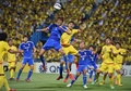 サッカーAFCチャンピオンズリーグ、決勝トーナメント1回戦第2戦、柏レイソル対水原三星ブルーウィングス。ボールを競る水原三星ブルーウィングスの趙成眞（中央左）と柏レイソルのエドゥアルド（2015年5月26日撮影）。(c)AFP/KAZUHIRO NOGI