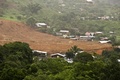 メキシコで19日、新たなハリケーンが北西部に上陸した。一連の暴風雨により発生した洪水や土砂崩れによる死者は合計で100人近くに上り、土砂に埋まった村では、新たな土砂崩れが起きる恐れがある中、行方不明になっている58人の捜索が行われている。

今週初めに太平洋岸を襲い、いったんは勢力を弱めていた熱帯低気圧「マヌエル（Manuel）」は、再び勢力を強めハリケーンに発達。北西部シナロア（Sinaloa）州に上陸して土砂崩れを引き起こし、ある漁村は避難を余儀なくされた。マヌエルはその後、熱帯性低気圧に戻った。

ルイス・フェリペ・プエンテ（Luis Felipe Puente）市民保護調整官によると、死者数は81人から97人に増え、うち65人は南西部ゲレロ（Guerrero）州で確認された。

メキシコでは今週、マヌエルの接近とほぼ同時に東岸にハリケーン「イングリッド（Ingrid）」が上陸、国土の大半に大雨を降らせ、橋や道路、住宅数万棟に被害をもたらした。中でもゲレロ州は最も大きな被害を受けている。

写真は土砂崩れに襲われたゲレロ州ラピンタダ（La Pintada）の被害の様子（2013年9月19日撮影）。(c)AFP/RONALDO SCHEMIDT