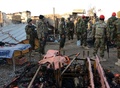 アフガニスタン南部のカンダハル空港で、タリバンによる襲撃の後、集結するアフガニスタン軍の兵士たち（2015年12月9日撮影）。(c)AFP/JAWED TANVEER