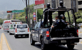 メキシコ北東部モンテレイ（Monterrey）で、トレーニング場に向かうサッカーのU-17日本代表のバスを警護する武装警察官（2011年6月16日撮影）。(c)AFP/Dario Leon