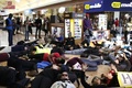 米ミズーリ（Missouri）州セントルイス（St Louis）のショッピングモール「セントルイス・ガレリア（St Louis Galleria）」で、白人警官が黒人青年マイケル・ブラウン（Michael Brown）さんを射殺した事件をめぐる抗議行動として「ブラックフライデー（Black Friday）」のボイコットを訴え、一斉に床に寝そべるデモ参加者ら（2014年11月28日撮影）。(c)AFP/Getty Images/Joshua Lott