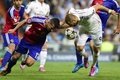サッカー欧州チャンピオンズリーグ2014-15（UEFA Champions League 2014-15）グループB第1節、レアル・マドリード（Real Madrid）対FCバーゼル（FC Basel）。FCバーゼルのマレク・スヒー（Marek Suchy、左）とボールを競るレアル・マドリードのカリム・ベンゼマ（Karim Benzema、2014年9月16日撮影）。(c)AFP/JAVIER SORIANO