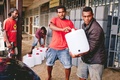 洪水が発生したソロモン諸島の首都ホニアラ（Honiara）で、支援物資を分配する準備をする国際援助団体「ワールド・ビジョン（World Vision）」の現地スタッフら（2014年4月5日撮影）。(c)AFP/WORLD VISION/RACHEL SKEATES