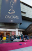 24日に開催される第85回アカデミー賞（Academy Awards）授賞式を目前に控え、会場となるドルビー・シアター（Dolby Theatre）周辺では準備が着々と進んでいる。（2013年2月20日撮影）(c)AFP/Getty Images/Valerie Macon