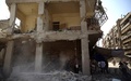 シリア・ドゥマの反体制派の掌握地域で、政府軍による空爆で破壊された建物（2015年8月16日撮影）。(c)AFP/ABD DOUMANY