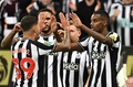 イングランド・フットボールリーグカップ3回戦、ニューカッスル・ユナイテッド対マンチェスター・シティ。ゴールを決めて喜ぶニューカッスル・ユナイテッドのアレクサンデル・イサク（右、2023年9月27日撮影）。(c)Oli SCARFF / AFP